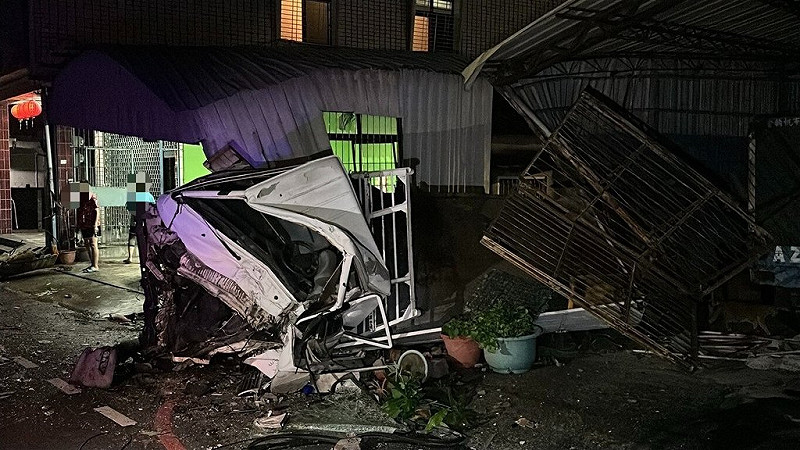 屏東施姓男子2日凌晨開著偷來的大貨車，沿路碰撞爐路邊房屋，造成車子及民宅毀損，所幸沒有造成傷亡。（屏東警方提供）中央社記者李卉婷傳真　114年10月2日   