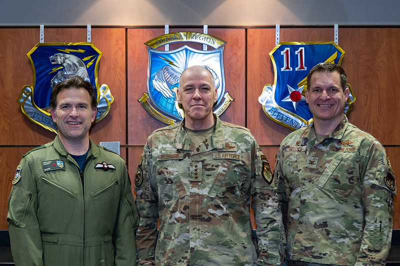 美國空軍全球打擊司令部司令比西爾上將（中），無預警在社群媒體宣布退休。   圖：翻攝「X」@ANRALCOM