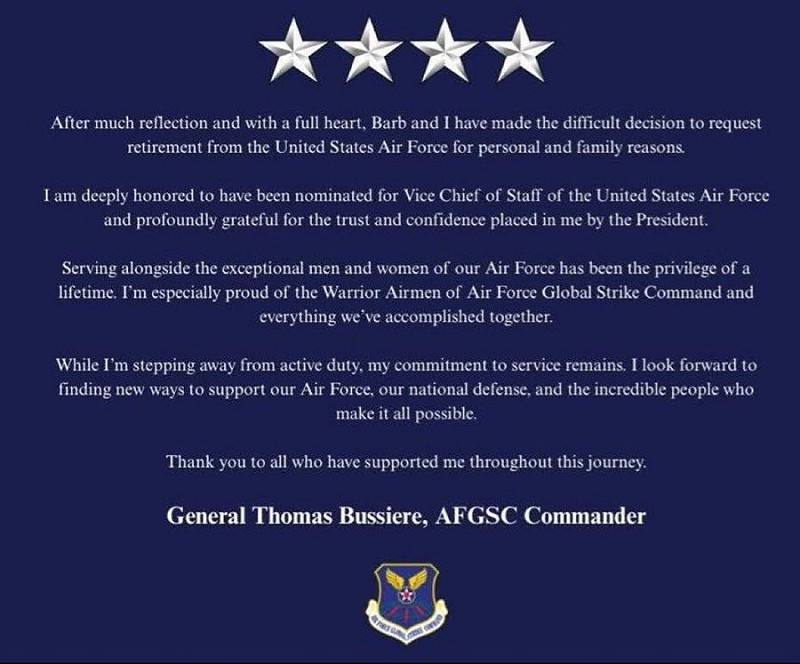 美國空軍全球打擊司令部司令比西爾上將（中），無預警在社群媒體宣布退休。   圖：翻攝「X」@StMichael_777