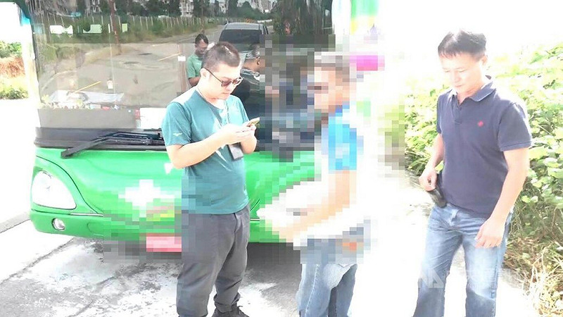 台中警方接獲線報，指擔任遊覽車駕駛的洪姓男子（中），因常與他人發生行車糾紛、積欠賭債，涉嫌持有槍枝，警方114年2月間逮人，在遊覽車上查扣槍枝與子彈後訊後移送台灣南投地檢署偵辦，檢方日前已依法起訴。（翻攝照片）中央社記者蘇木春傳真  114年10月2日   