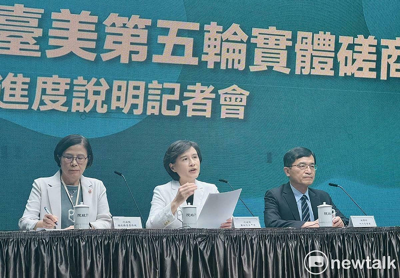 行政院今（2）天下午1點召開「台美第五輪實體磋商進度說明記者會」，鄭麗君副院長（中）、行政院經貿辦總談判代表楊珍妮政務委員（左）和經濟部何晉滄次長（右）出席。   圖：謝莉慧/攝