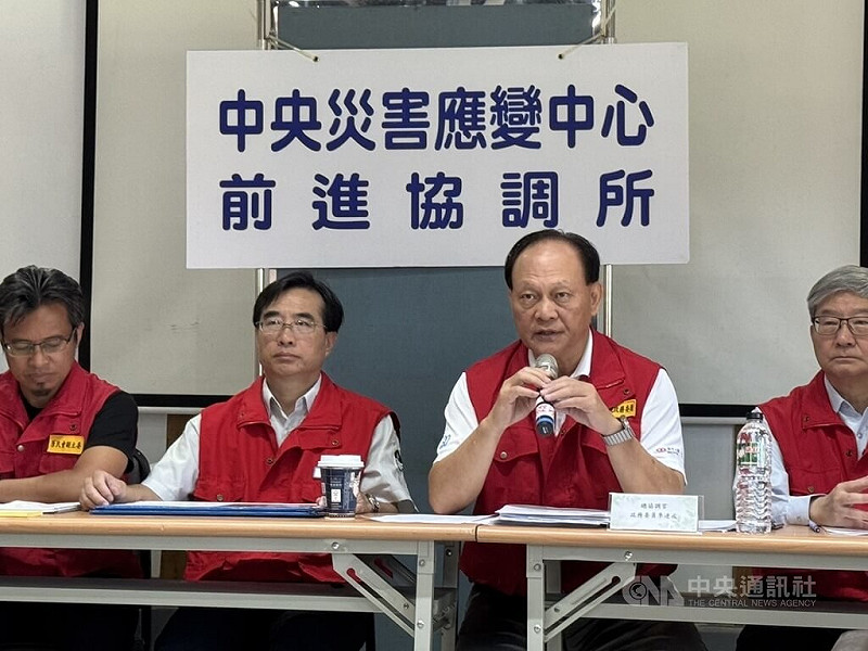 花蓮馬太鞍溪堰塞湖溢流中央災害應變中心前進協調所總協調官季連成（右2）2日表示，堰塞湖水位持續下降，24小時雨量累計達100毫米將發布紅色警戒和海嘯警報；前進協調所已經制定標準化撤離方案，確保居民在緊急狀況下能安全撤離。中央社記者張祈花蓮攝　114年10月2日   