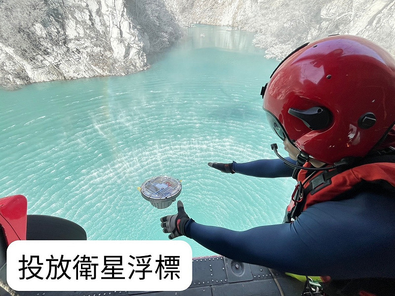 農業部林業及自然保育署安裝小型水位觀測浮標，探測湖下地形與深度，以評估後續水位計安裝及減災工程可行性。   圖：農業部林業及自然保育署提供/翻攝「臉書」林憶君粉絲專頁