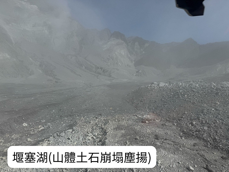 馬太鞍溪堰塞湖壩體土石鬆散、缺乏支撐，空勤直升機無法降落。接近地面時的旋翼揚塵現象。   圖：農業部林業及自然保育署提供/翻攝「臉書」林憶君粉絲專頁