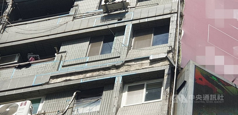 台北市警消2日上午獲報，華陰街附近大樓發生掉落物砸傷民眾意外，北市建築管理工程處已派員到場了解相關狀況。（翻攝照片）中央社記者劉建邦傳真　114年10月2日   