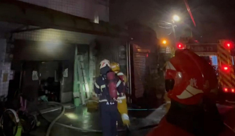 嘉義縣六腳鄉蒜頭村一間民宅2日清晨發生火警，神明廳起火燃燒，消防人員從火場中救出3人，其中一名84歲老翁送醫不治。（嘉義縣消防局提供）中央社記者蔡智明傳真　114年10月2日   