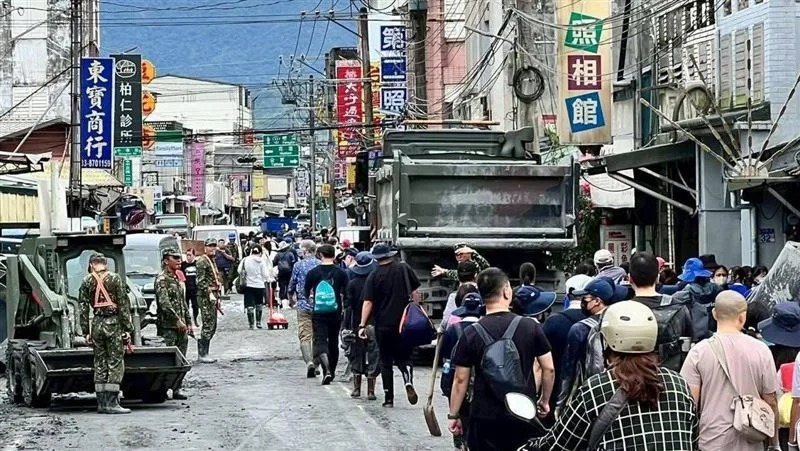 花蓮光復鄉災情嚴重，大量民眾投入復原，也有許多人捐款援助。   圖：台鐵提供