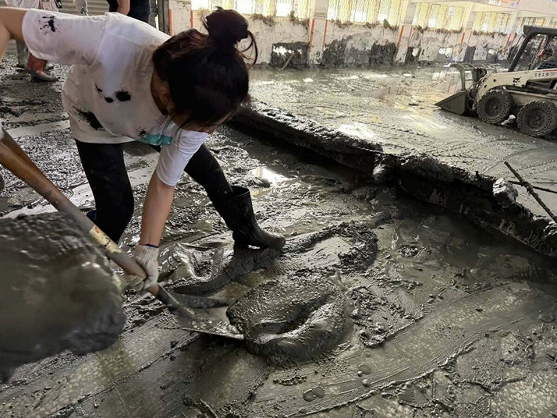 國民黨立委徐巧芯也到花蓮擔任志工協助災後復原。   圖：擷取自徐巧芯臉書