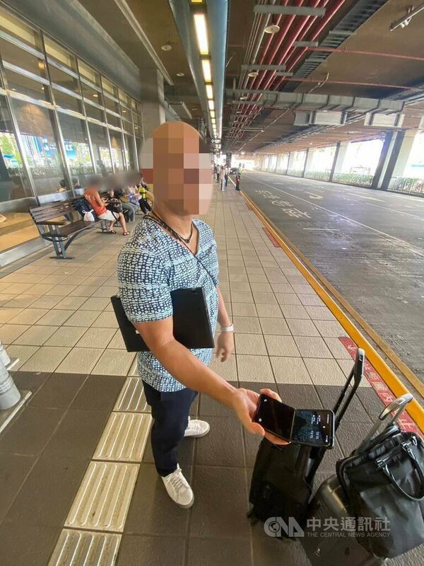 香港籍周姓男子（圖）日前與友人來台出差，搭計程車到高鐵台中站時，卻不慎在車上遺落手機，警方在站外執勤時得知後，10分鐘內協助聯繫駕駛尋回。（翻攝照片）中央社記者蘇木春傳真　114年10月2日   