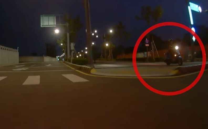 機車騎士騎上人行道，因高低差摔車引網友痛批。   圖：翻攝WoWtchout - 地圖型行車影像分享平台
