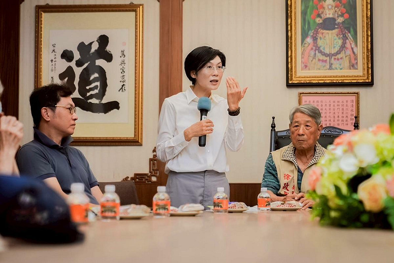 林岱樺(中)啟動廟口開講行程，預計在初選前走遍全市主要廟口，與民眾直接互動。   圖：林岱樺服務處/提供