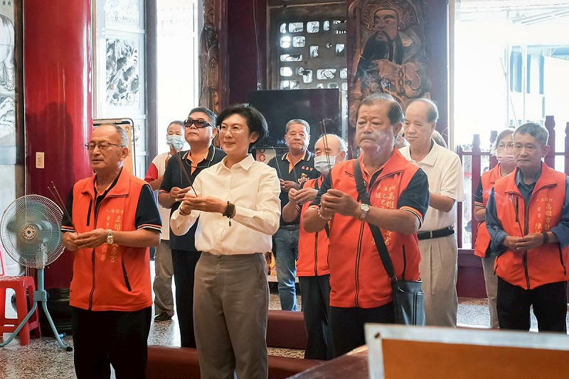 林岱樺(前排左二)前往新興區鼓壽宮參香。   圖：林岱樺服務處/提供