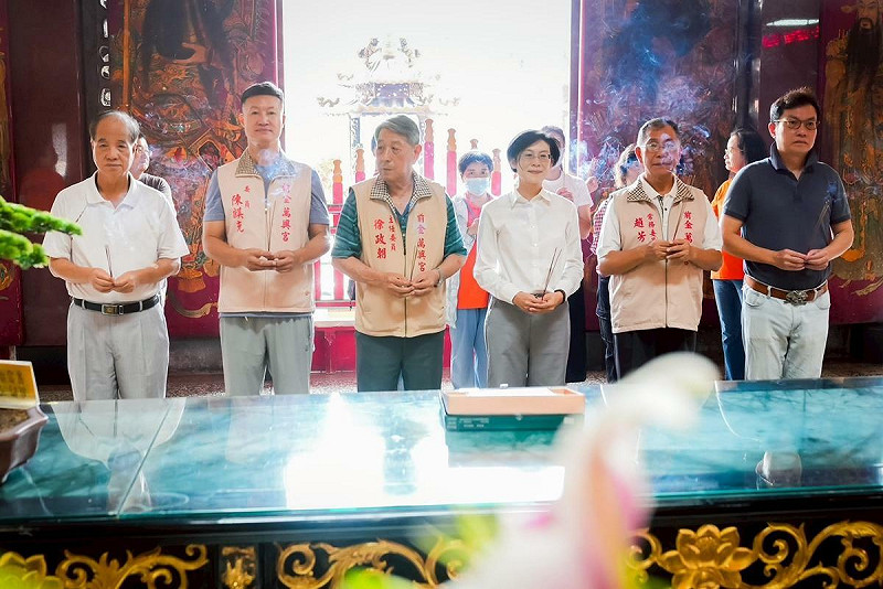 林岱樺(右三)前往前金區萬興宮參香。   圖：林岱樺服務處/提供
