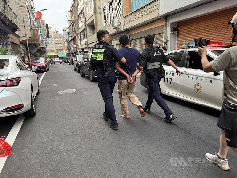 48歲邱姓男子2日下午在苗栗市中正路不明原因持刀攻擊路人，造成3人受傷，警方前往其住處攻堅逮人，目前朝殺人未遂罪嫌偵辦。中央社記者管瑞平攝　114年10月2日   