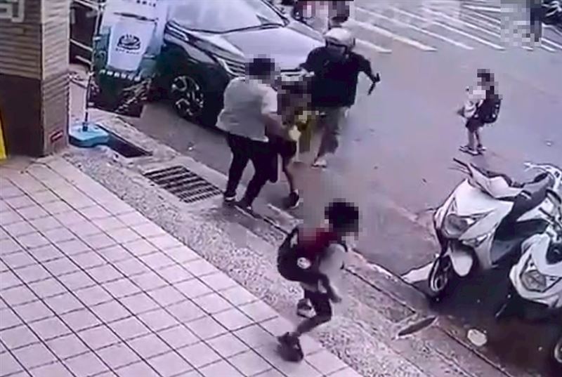 疑似教師的女子英勇救人畫面曝光。   圖：警方提供