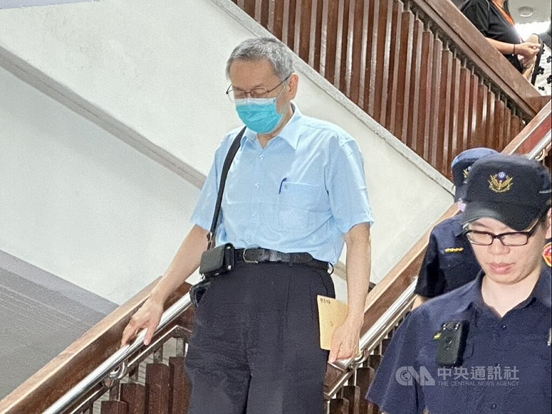 台北地方法院審理京華城案，2日開庭，前台北市長柯文哲（左）庭上指出，國家應該保護人民，要依法論法，司法不處理真正的弊案，卻是打擊政敵，這樣下去，台灣會完蛋。圖為柯文哲庭訊後離去。中央社記者劉世怡攝　114年10月2日   