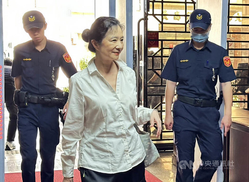 台北地方法院審理京華城案，2日開庭，國民黨台北市議員應曉薇（中）庭上表示，詰問前北市都發局長黃景茂後，足以證明她的清白，她真的沒有去施壓。中央社記者劉世怡攝　114年10月2日   