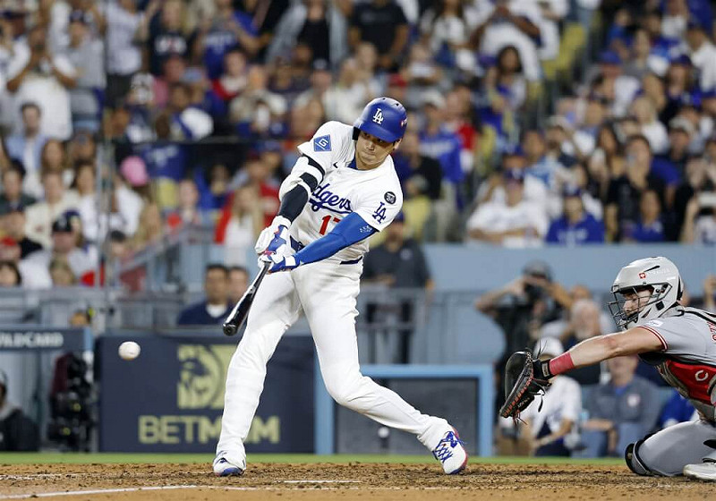 大谷翔平1日在對紅人的比賽第6局時擊出安打。（共同社）   