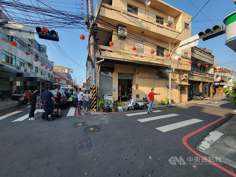 92歲陳姓男子2日下午騎乘自行車行經台中市清水區路旁，不明原因自行跌倒路中後，遭鄭男開車輾過，警消到場，將陳男送醫搶救仍不治。（翻攝照片）中央社記者蘇木春傳真　114年10月2日   