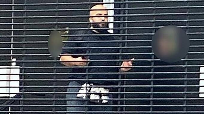 英國警方公布的監視器畫面顯示，兇嫌在案發前曾試圖闖入教堂內部。英國反恐警察部門已將此案定調為「恐怖攻擊」，並逮捕了另外2名共犯。   圖：大曼徹斯特警察局