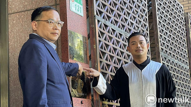 王義川偕律師陳君瑋赴北檢提告。   圖：高逸帆／攝
