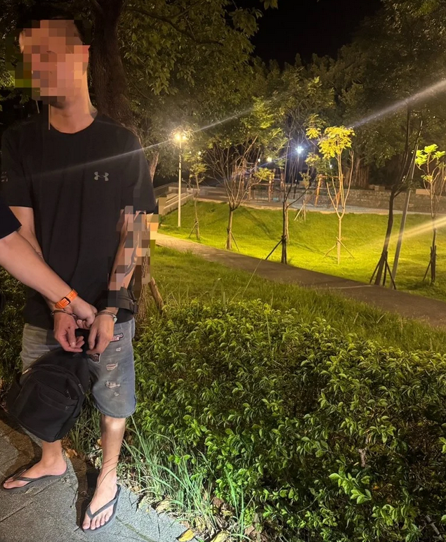 男子疑因不滿遭解雇及債務糾紛，當街點燃信號彈並持菜刀追砍前雇主遭逮。   圖：警方提供