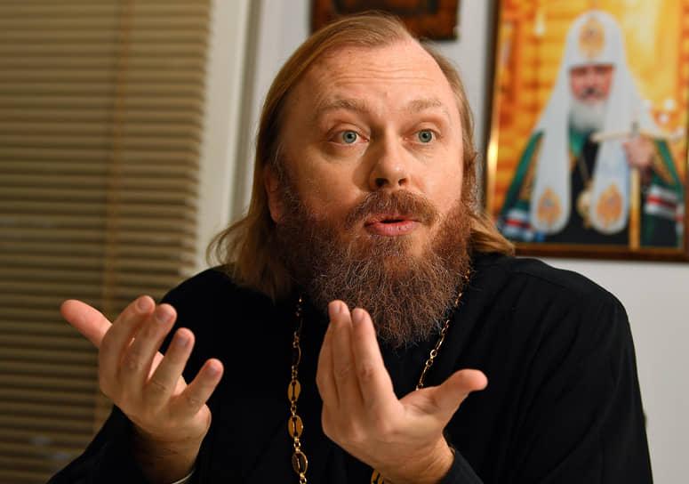  俄羅斯東正教會神父盧基亞諾夫（Lukyanov）嚴肅指控，納夫羅茨基此舉「正在跟惡魔互動」。 圖：翻攝自 Nexta TV 