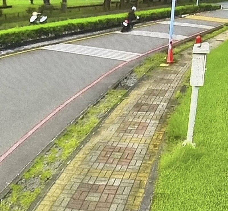 屏科大男大生在彎道路段時，過彎失控，隨後擦撞分隔島與路燈桿。   圖：翻攝自網路