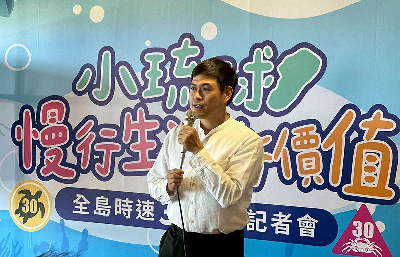 屏東縣琉球鄉長陳國說明小琉球積極傳遞生態保育、安全減速與無痕旅遊的理念。   圖：國土署提供