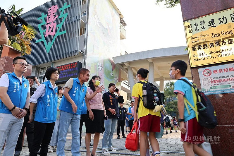 苗栗市2日發生隨機傷人案件，案發地點距離苗栗市建功國小不到500公尺。苗栗縣長鍾東錦（前左3）3日一早前往視察警察局執行護童勤務，重申對學童安全及社會治安的重視。中央社記者管瑞平攝　114年10月3日   
