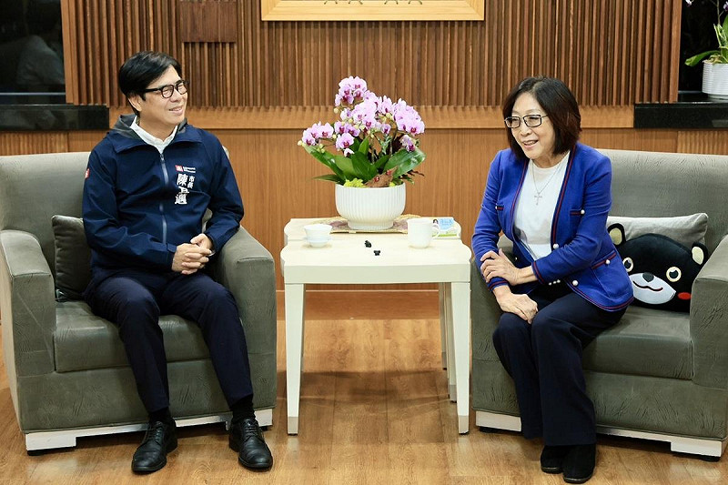 陳其邁(左)拜會康裕成(右)。   圖：高雄市政府/提供