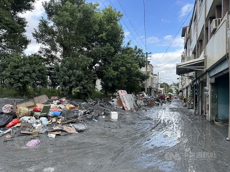 花蓮馬太鞍溪堰塞湖溢流重創光復鄉重，圖為1日災民清出家中廢棄物暫置路旁。（中央社檔案照片）   