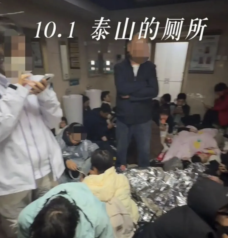  前兩日中國泰山突遇「降雨及六級陣風」，山上氣溫狂降至 0 度。因為政府設置的避難點不足，導致大批遊客擠進公廁避寒，部分廁所毫無「落腳之處」。 圖：擷取自《騰訊網》 