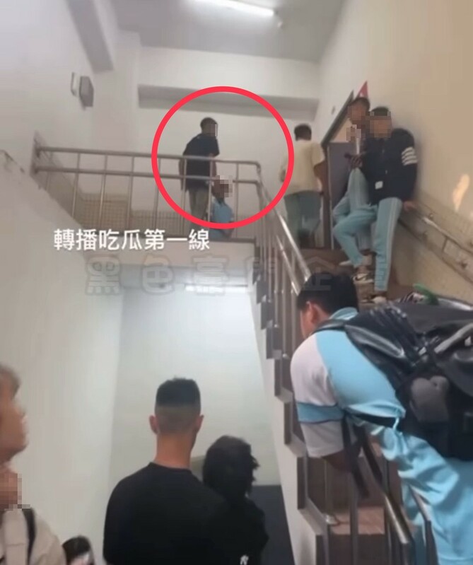 一群高中生在停車場內圍觀施暴現場，甚至將畫面拍下並寫道「轉播吃瓜第一線」   圖：翻攝自Threads