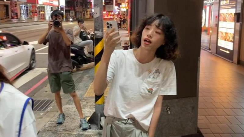 大罷免前夕曾因在國民黨立委葉元之直播中挑釁而走紅、被稱為「葉元之貴人」的一名女子，近日被網友目擊出現在花蓮災區，並身穿民進黨新北板橋議員黃淑君的背心。   圖：翻攝自 葉元之 YouTube