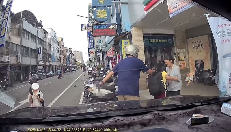 48歲邱姓男子2日在苗栗市持刀隨機傷人，一度在超商前抓住國小女童，安親班女老師奮勇刀下搶人，把女童拉回到自己身邊。（民眾提供）中央社記者管瑞平傳真　114年10月3日   