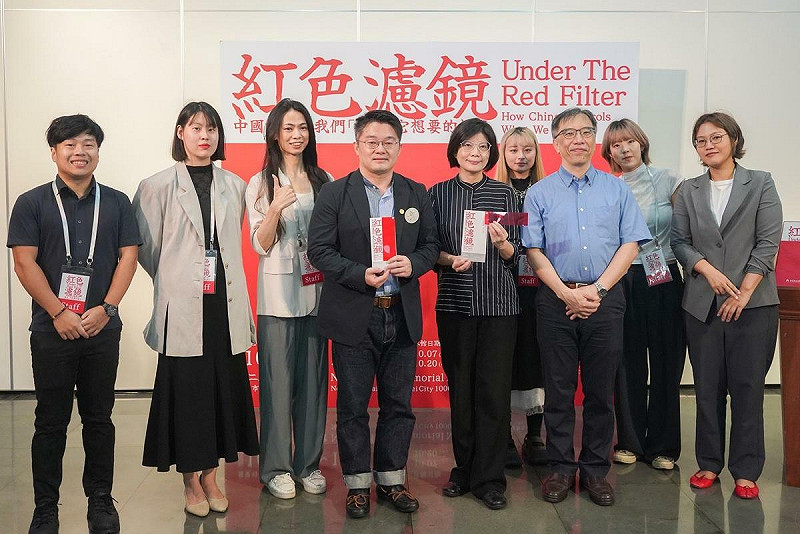 主辦單位與工作人員合影。左四、五、六分別為二二八事件紀念基金會執行長藍士博、中央廣播電臺董事長賴秀如、台灣青年世代交流協會理事長暨前台灣教授協會會長陳俐甫。   圖：策展單位提供