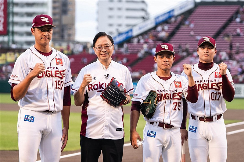 日職東北樂天金鷲隊台灣好手陽柏翔（右2）3日首度被球團升上一軍，有望迎來初登場。（桃園市政府提供）   