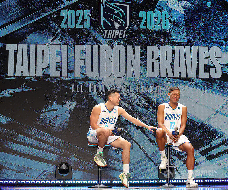 台灣職籃P. LEAGUE+台北富邦勇士當家球星「野獸」林志傑（右）確定將於本季結束後正式退役，3日開季記者會上，他與隊友周桂羽（左）分享新賽季目標與引退想法。中央社記者張新偉攝　114年10月3日   