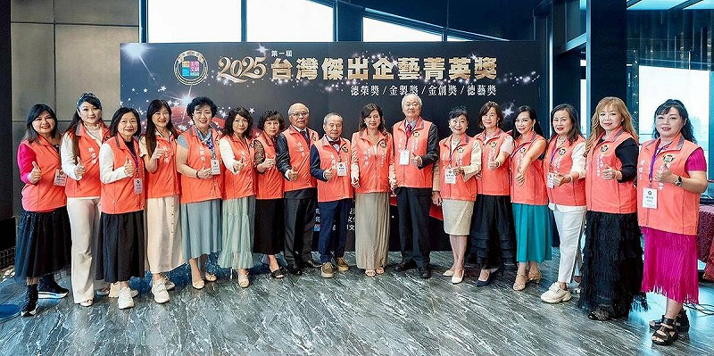 台灣傑出企藝菁英獎選拔委員會團隊。   圖：台灣美學文創發展協會/提供