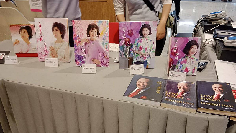 現場推出全台獨家「白嘉莉藝術家典藏版」限定悠遊卡兩款式及限定畫冊、書籍、2026年專屬桌曆。   圖：孫家銘攝