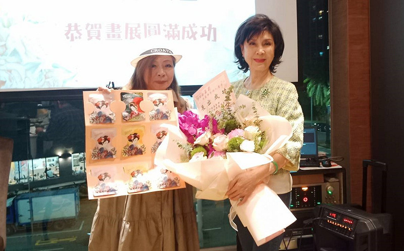 女粉絲向白嘉莉(右)獻花並送上珍藏的藝妓畫。   圖：孫家銘攝