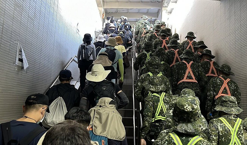 中秋節首日國軍派遣2413名官兵入災區，力拚中秋節前完成道路清淤。圖為車站出現井然有序的軍人，也有專業技能的志工。   圖/中央社