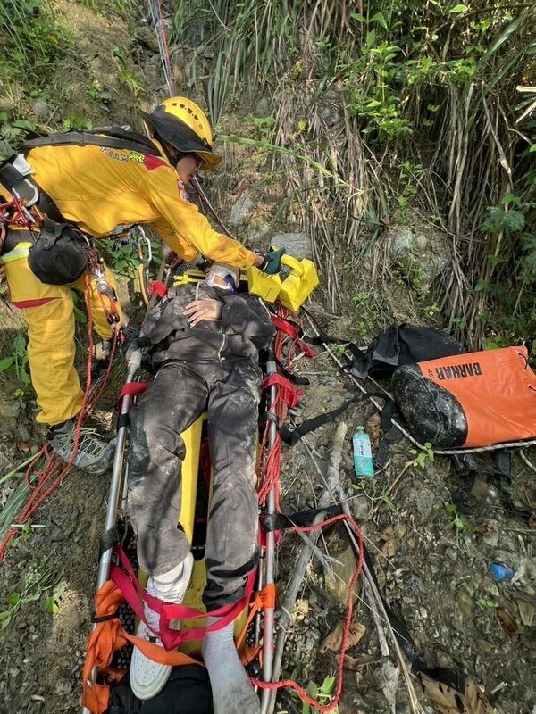 台南市1名少年4日清晨無照騎車途經龍崎區時，疑自摔跌落深度約70公尺山谷，消防人員趕往救出送醫。（台南市消防局提供）中央社記者張榮祥台南傳真 114年10月4日   