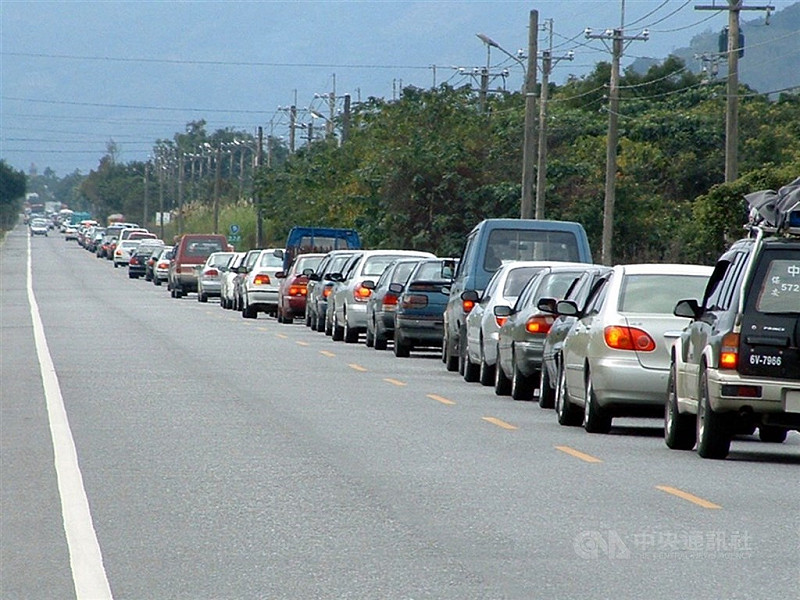 中秋連假首日省道12路段易塞。（中央社檔案照片）   
