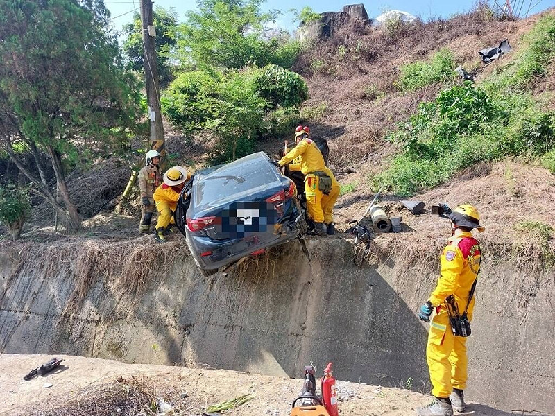 台南市左鎮山區4日上午發生汽機車疑似碰撞，汽車衝下邊坡撞上電線桿，共造成3人受傷送醫。（台南市消防局提供）中央社記者張榮祥台南傳真 114年10月4日   