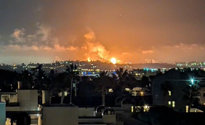 加州雪佛龍埃爾塞貢多煉油廠突發爆炸並引發大火，火光與濃煙沖天，目擊者稱「如同小地震」。   圖：翻攝自 Nexta