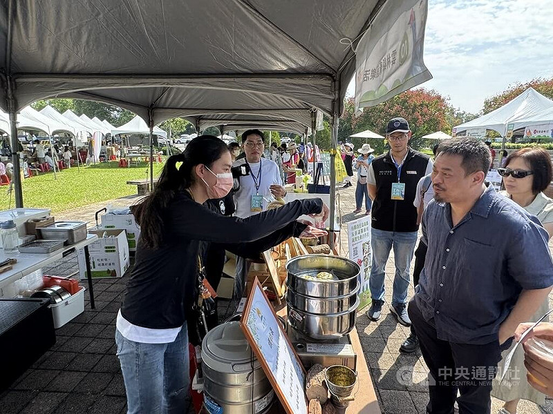 勞動部勞動力發展署雲嘉南分署4日在雲林縣古坑鄉二二八紀念公園辦「好時光靚市集：雲嘉南金在地」，勞動部長洪申翰（右1）逐一訪視現場34家由分署輔導的單位。   圖 : 中央社/提供