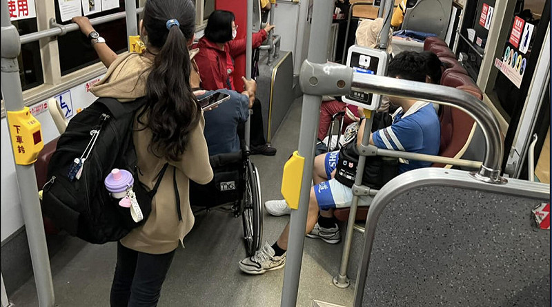 部落客潔媽在高鐵台中站搭乘公車時，發現坐輪椅獨自出行的老人在公車上雙手緊抓欄杆，但後方有高中生默默把左腳往前伸，當「車輪擋」，潔媽3日說，高中生的善舉就像黑夜裡的一束光。（部落客潔媽提供）中央社記者吳哲豪傳真 114年10月4日   