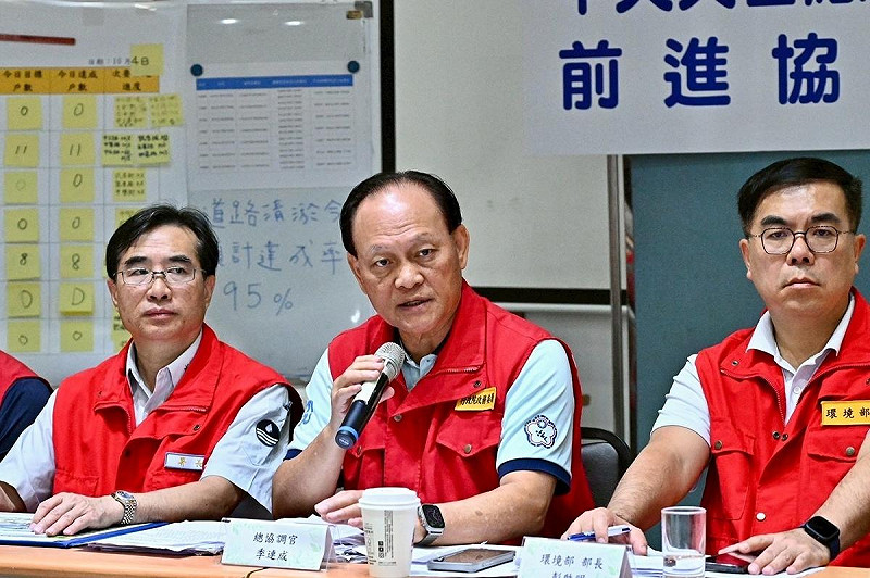 中央災害應變中心前進協調所4日召開第20次工作會報後記者會，由總協調官行政院季連成政務委員說明花蓮馬太鞍溪堰塞湖溢流最新救災進度。   圖：行政院/提供